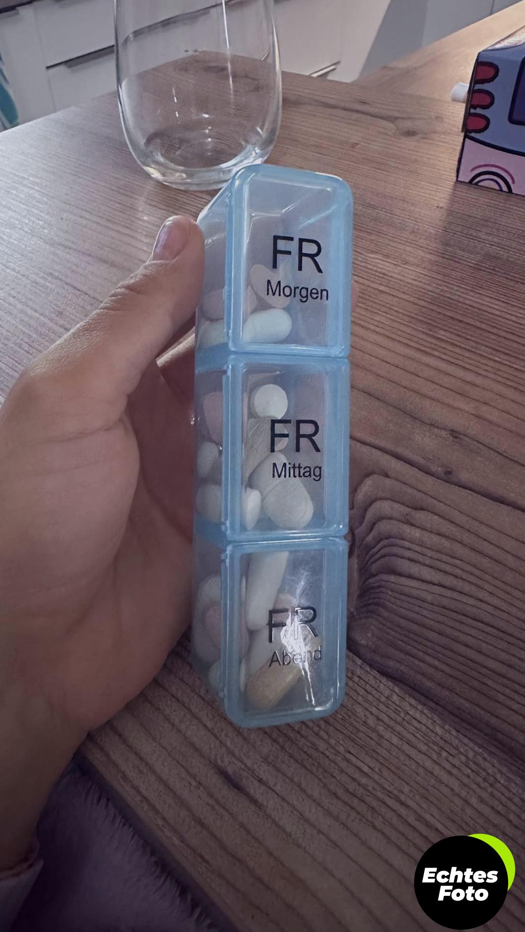 auvon-pillendose-7-tage-tragbar-grosse-faecher-foto-1