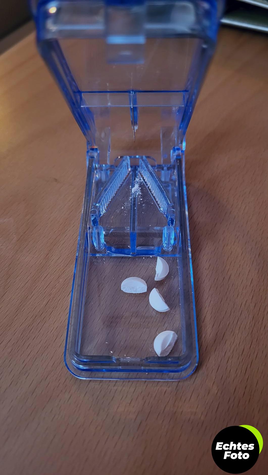 opret-tablettenteiler-blau-grosse-kleine-tabletten-foto-1