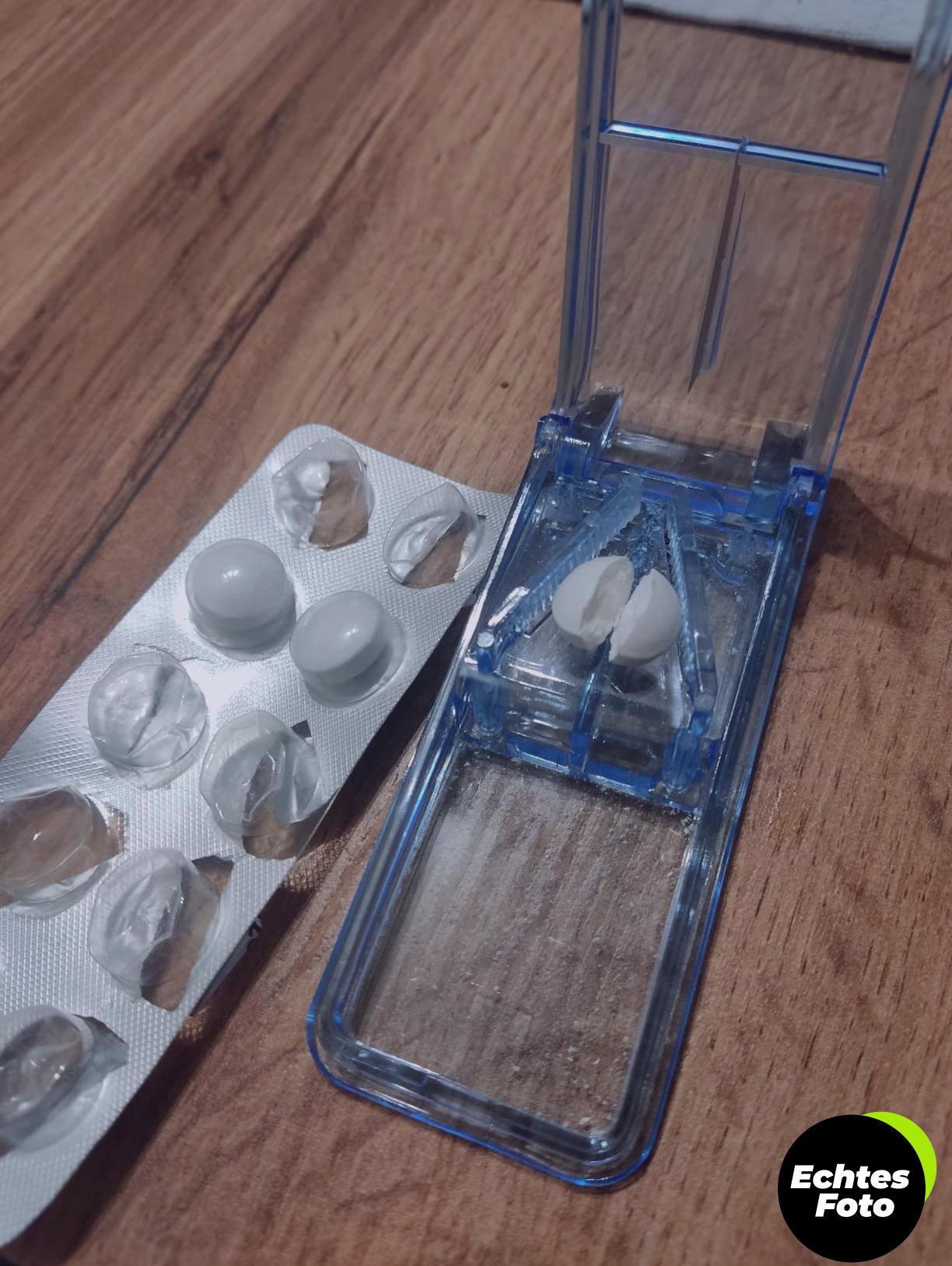 opret-tablettenteiler-blau-grosse-kleine-tabletten-foto-3