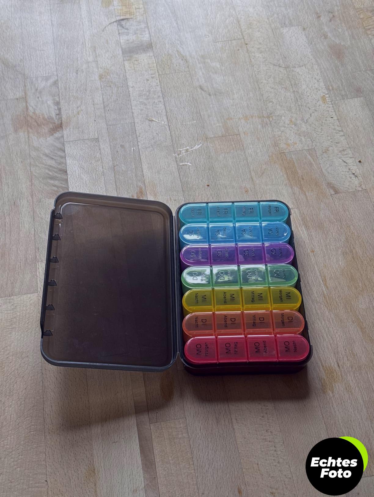 tablettenbox-7-tage-schwarz-klein-4-faecher-foto-1